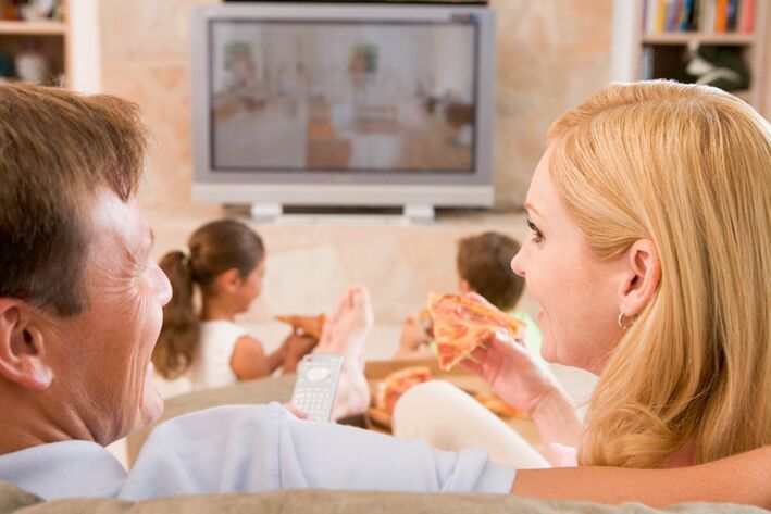 Aby ste efektívne schudli, musíte sa vzdať jedla pred televíznou obrazovkou