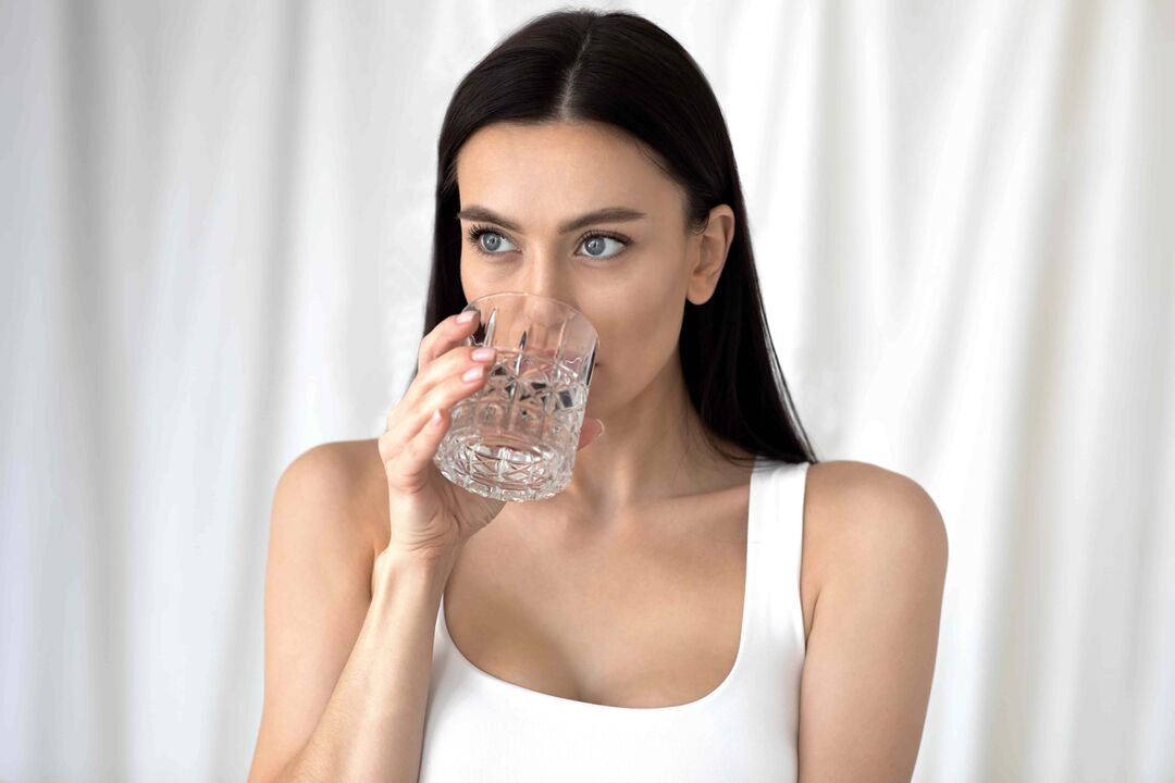 dievča pije vodu na chudnutie pri správnej výžive