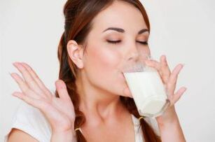 Pri gastritíde je užitočné vypiť pohár mlieka ráno a večer. 