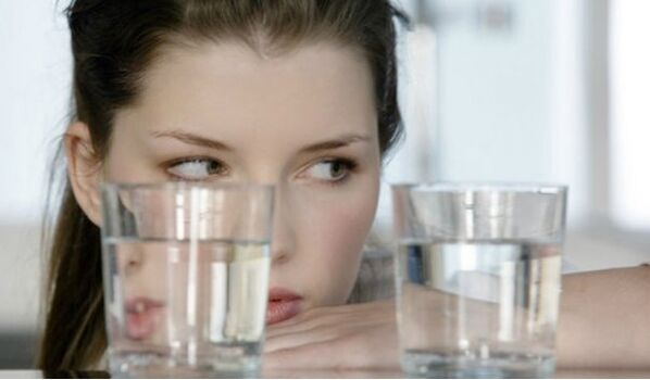 voda v pohári na pitnú diétu